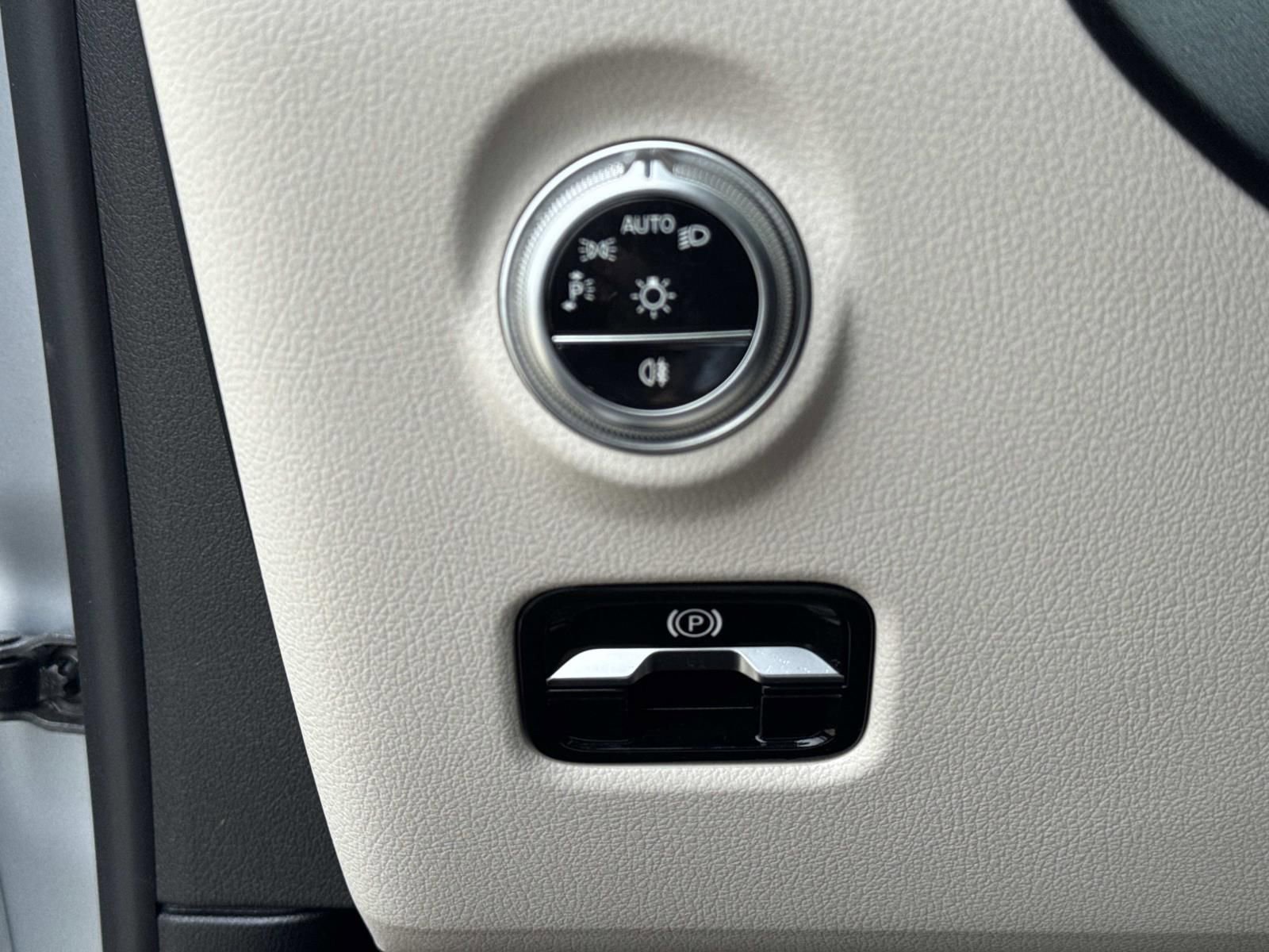 Used 2025 Mercedes-Benz C 300 Sedan image 21