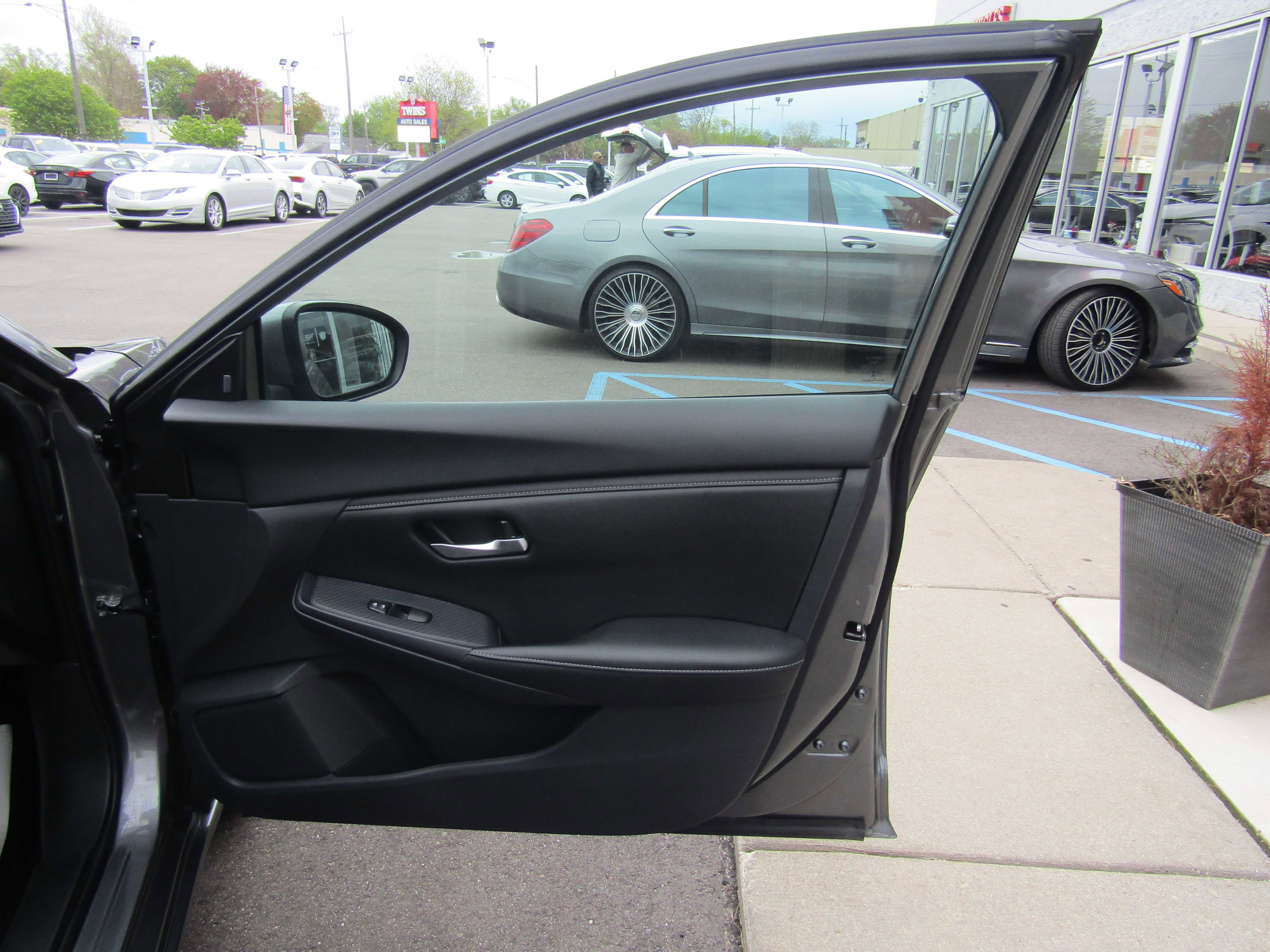Used 2024 Nissan Sentra SV FWD image 14