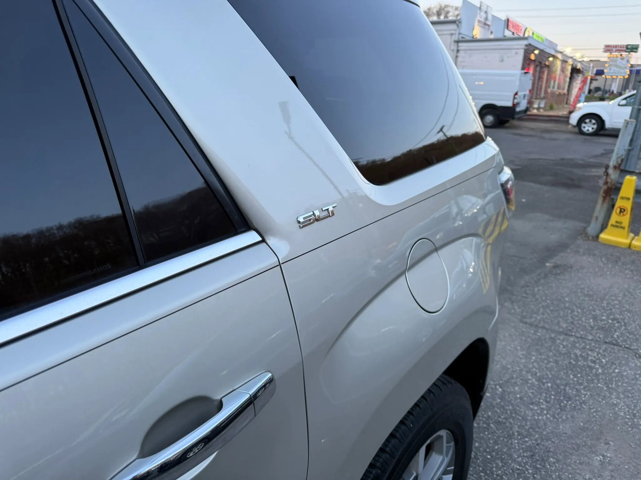 Used 2016 GMC Acadia SLT w/ Open Road Package FWD image 9