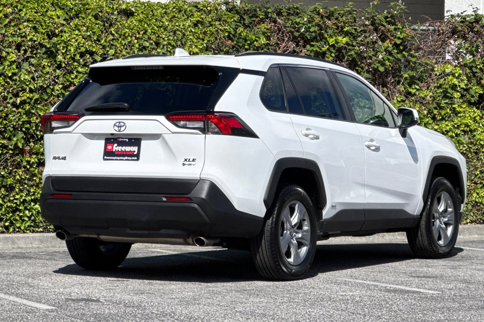 Used 2025 Toyota RAV4 XLE image 4