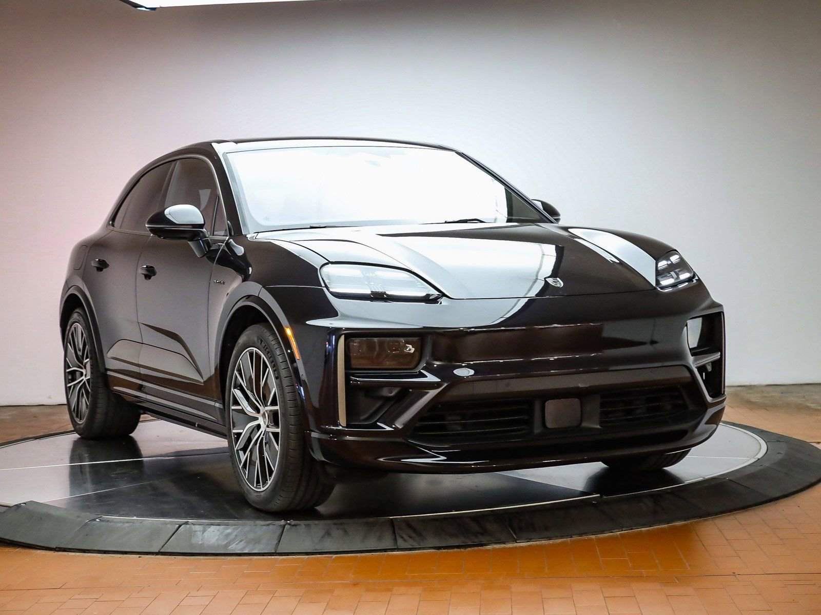 Certified 2025 Porsche Macan Turbo Electric image 14