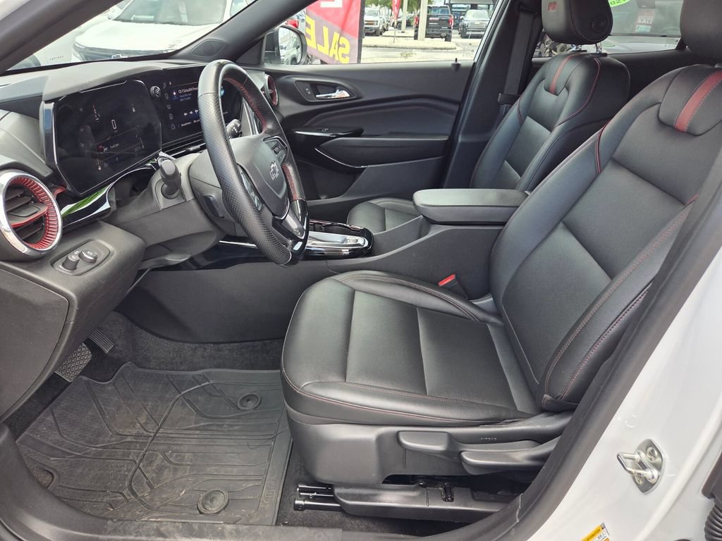 Used 2025 Chevrolet Trax RS w/ Driver Confidence Package FWD image 4