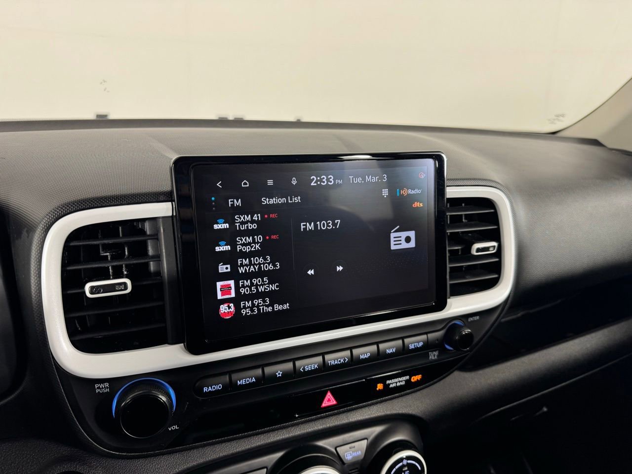 Used 2024 Hyundai Venue Limited image 17