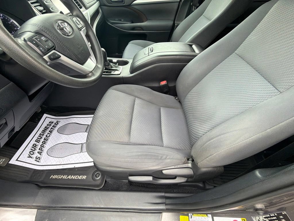 Used 2019 Toyota Highlander LE AWD/4WD image 12