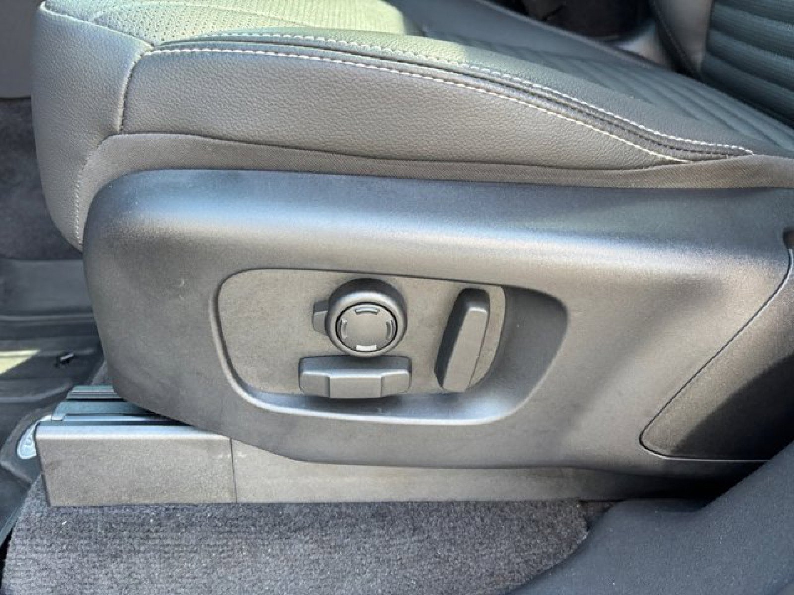 Certified 2024 Land Rover Discovery S image 11