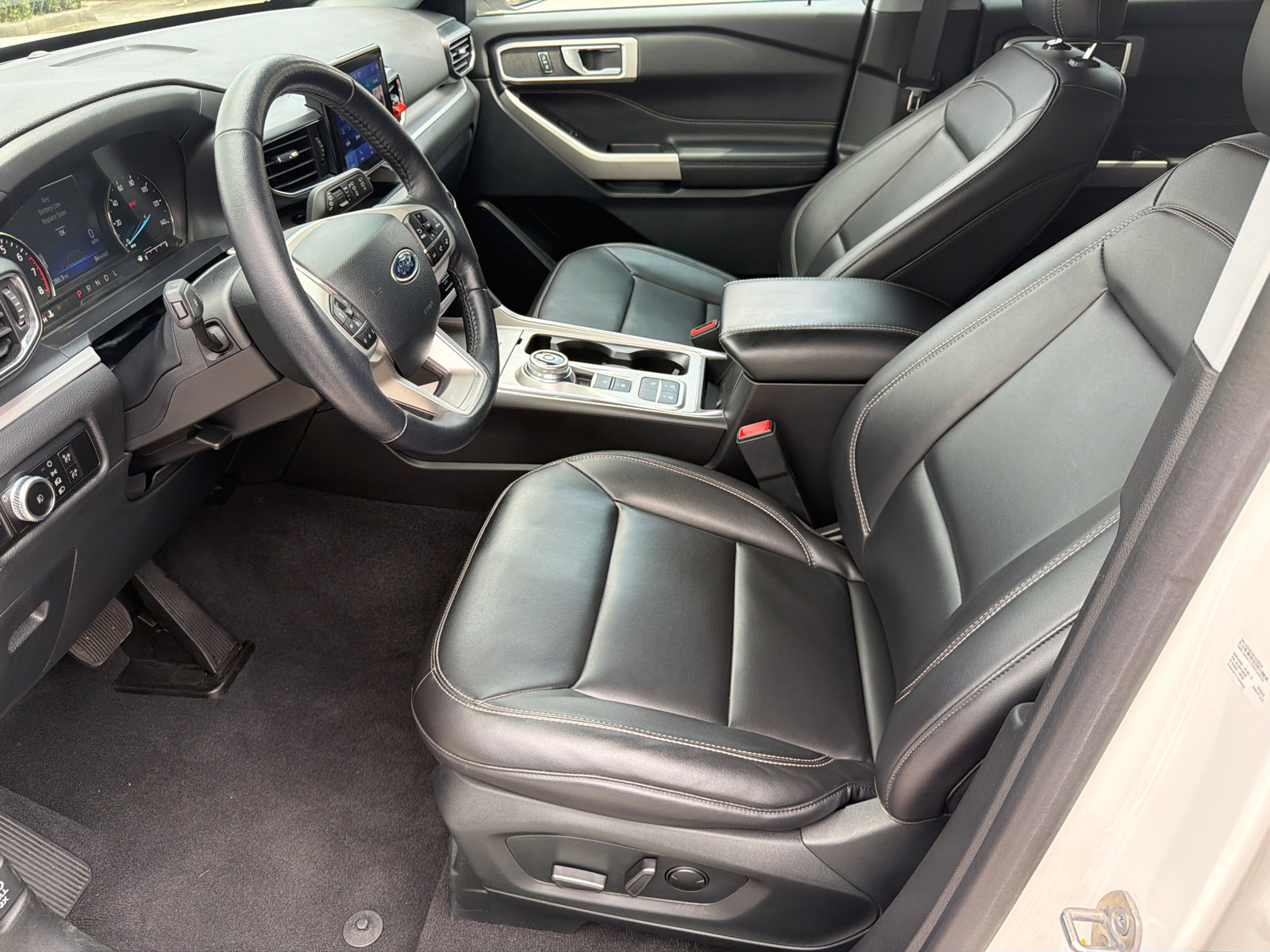 Used 2023 Ford Explorer XLT w/ Equipment Group 202A RWD image 3