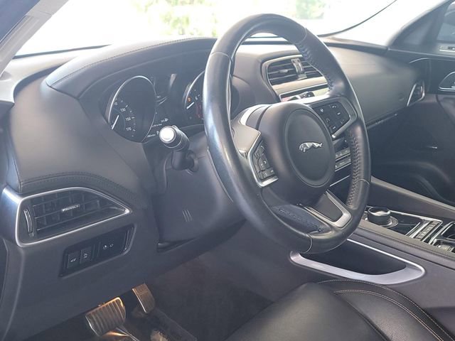 Used 2019 Jaguar F-PACE Prestige image 8