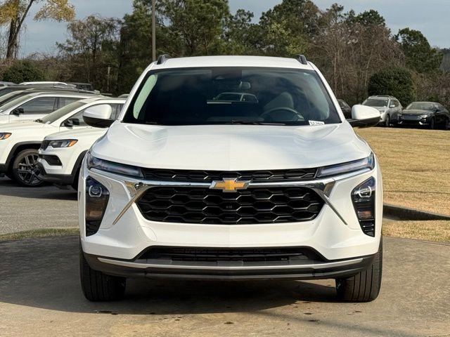 Used 2025 Chevrolet Trax LT FWD image 2