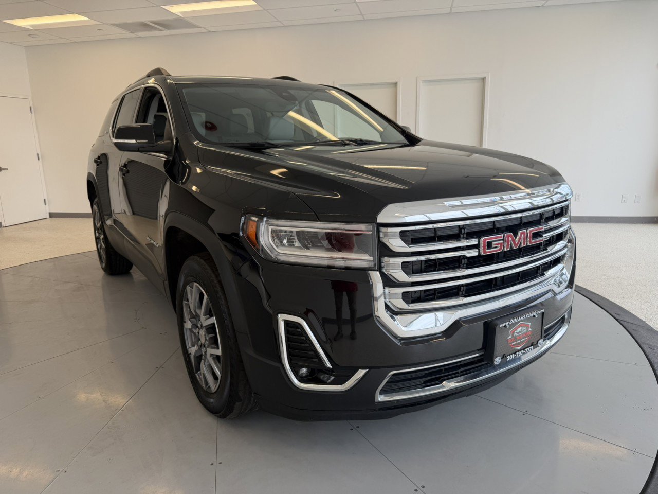 Used 2023 GMC Acadia SLT image 1