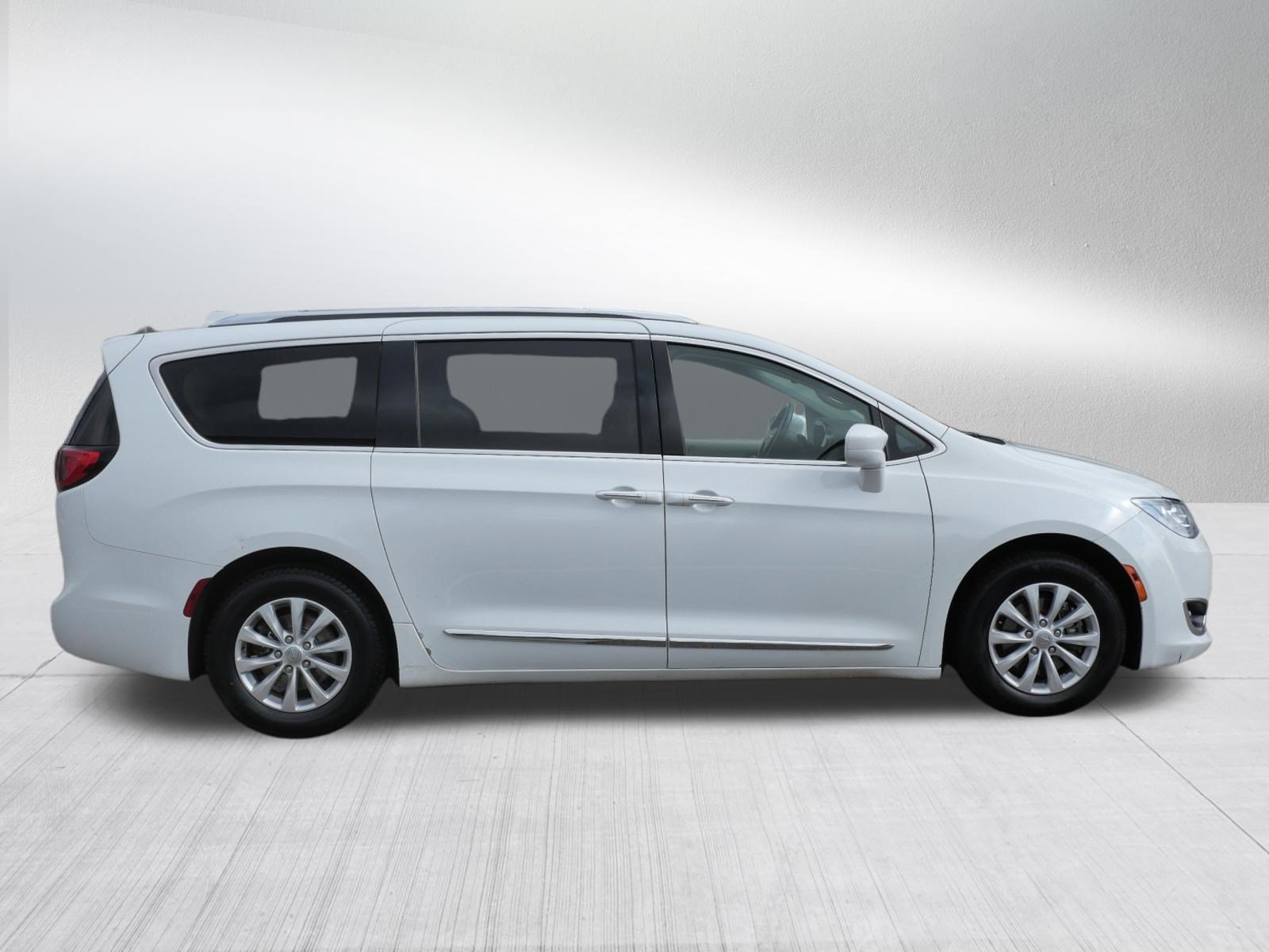 Used 2018 Chrysler Pacifica Touring-L Plus FWD image 8