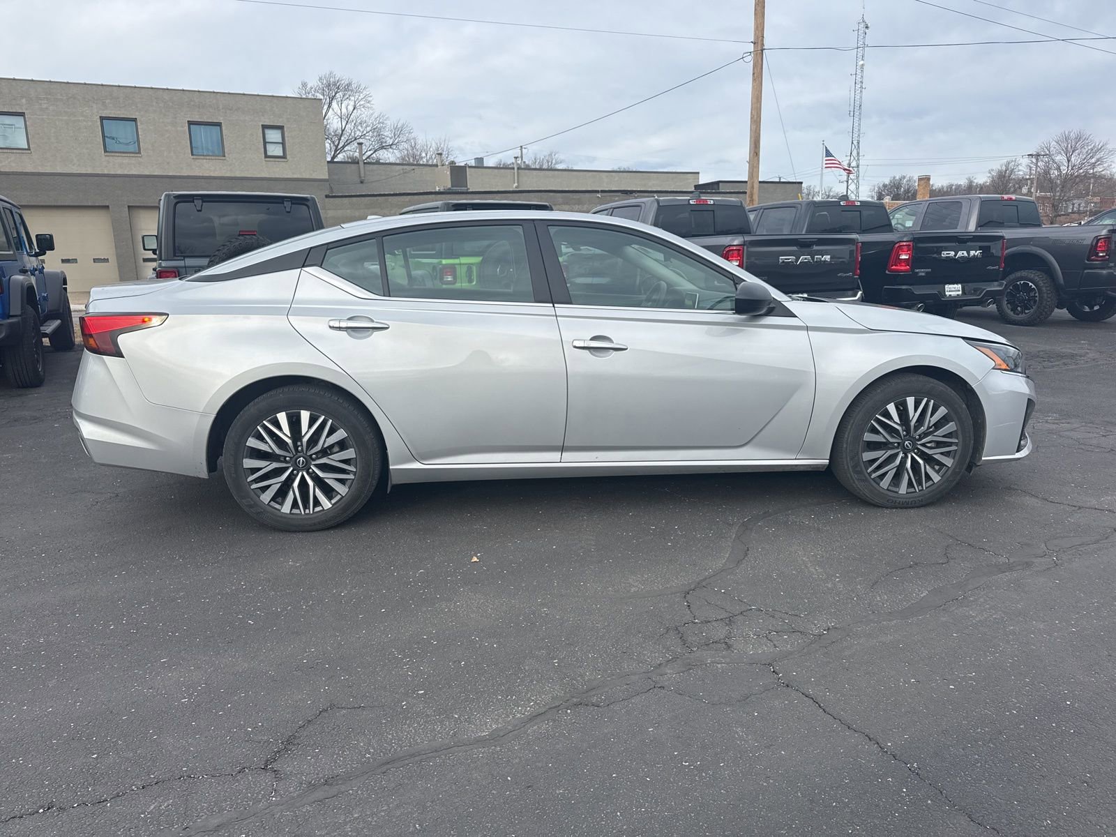 Used 2024 Nissan Altima 2.5 SV image 8
