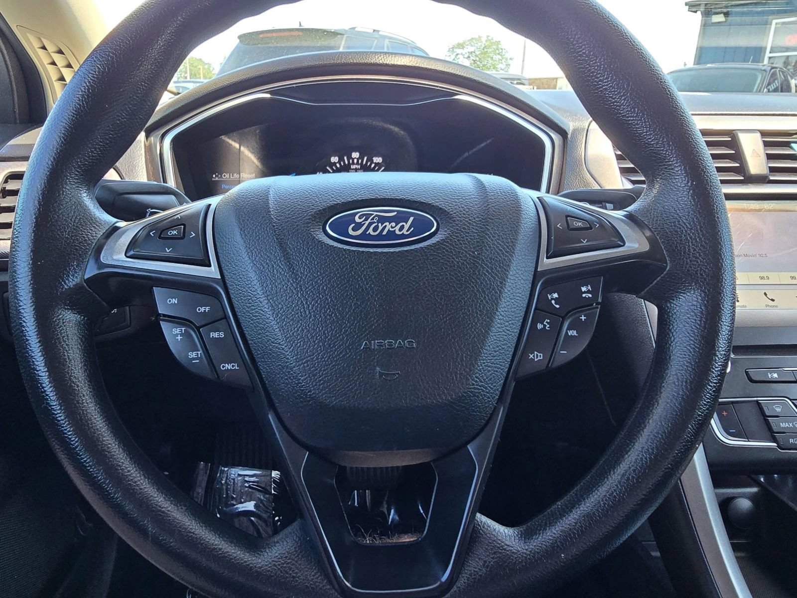 Used 2017 Ford Fusion SE w/ Fusion SE Technology Package FWD image 23