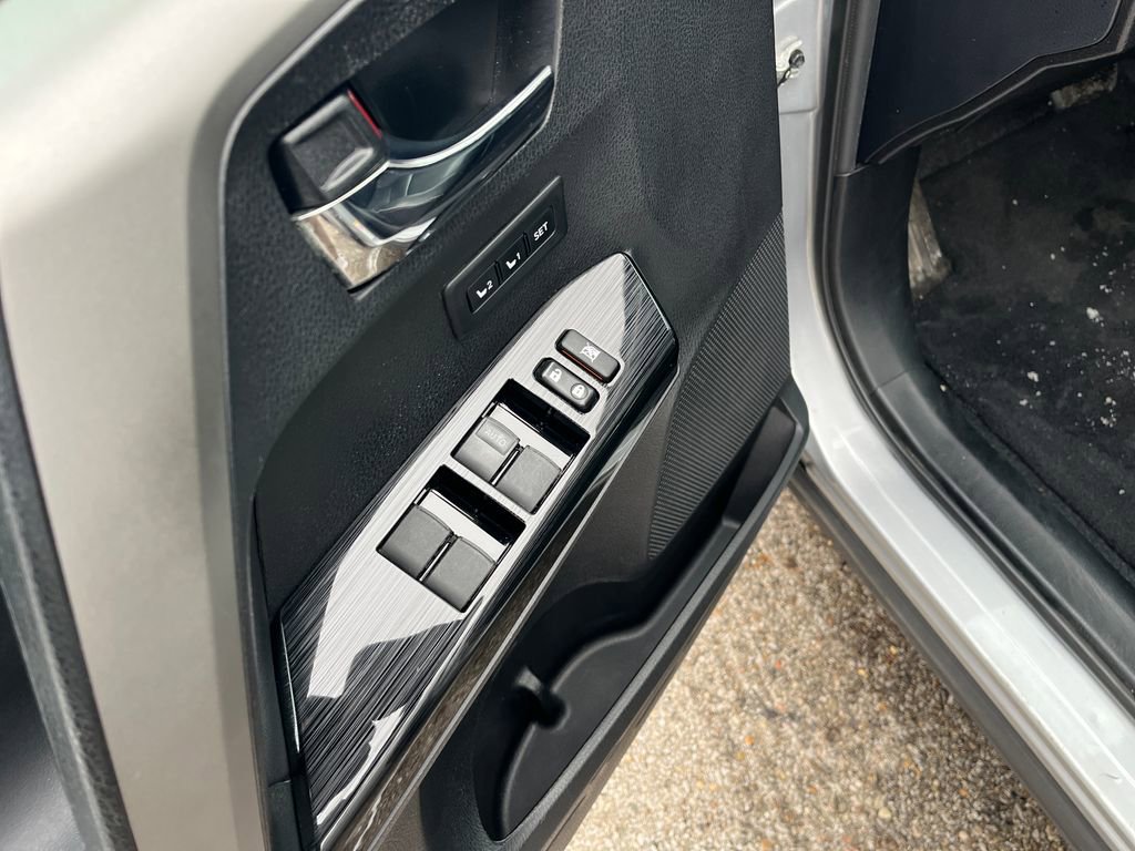 Used 2016 Toyota RAV4 Limited image 11