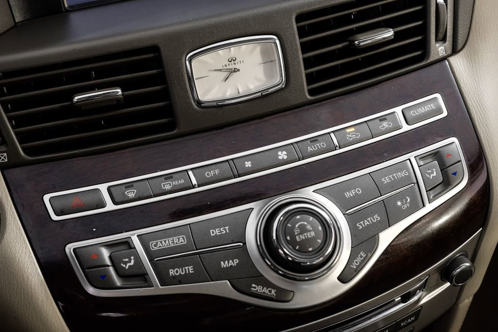 Used 2017 INFINITI Q70 L 3.7 image 24