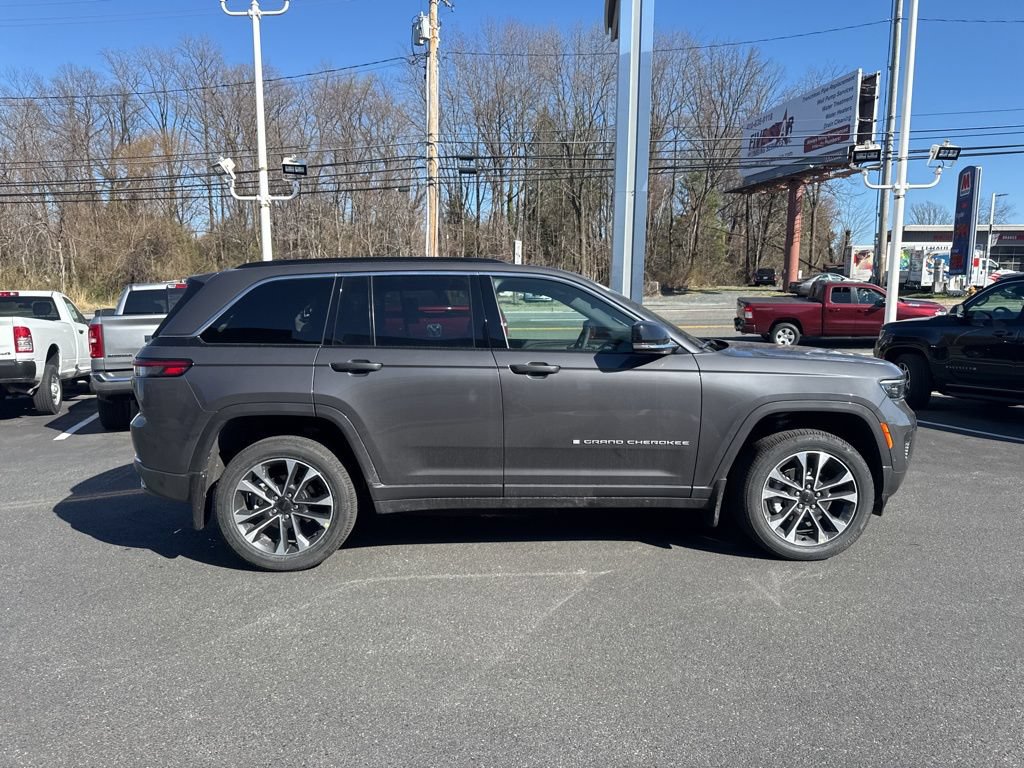 New 2025 Jeep Grand Cherokee Overland w/ MOPAR Finishing Package AWD/4WD image 4