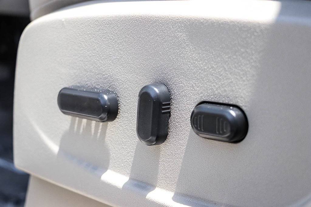 Used 2015 Ford C-MAX Energi SEL w/ Equipment Group 303A FWD image 19