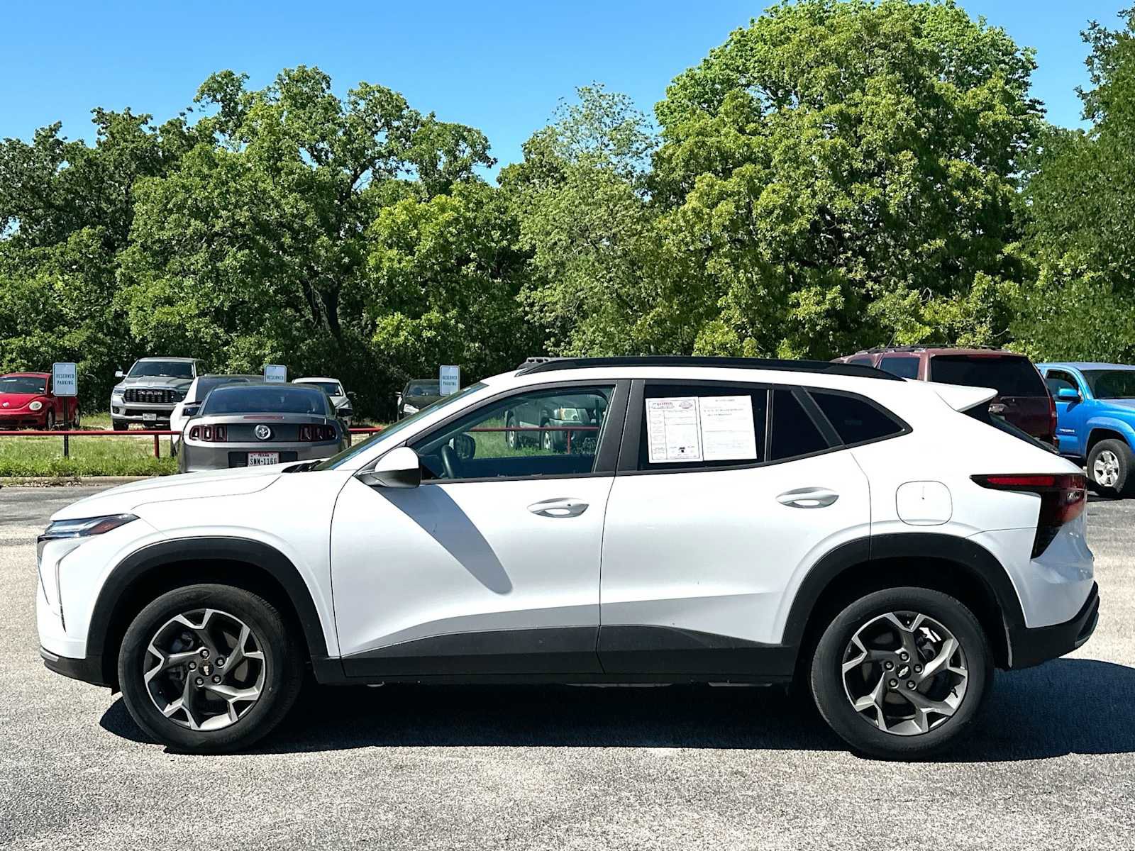 Used 2025 Chevrolet Trax LT w/ LT Convenience Package image 12