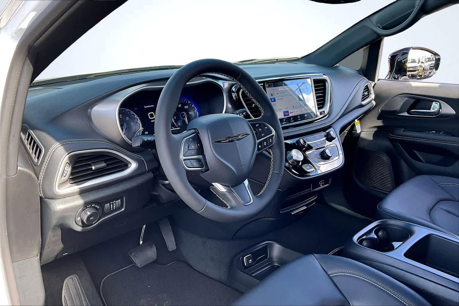 New 2026 Chrysler Pacifica Select FWD image 2