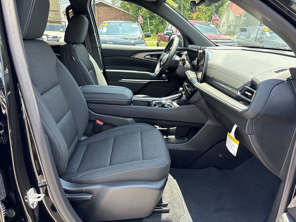 New 2025 Chevrolet Traverse LT image 28