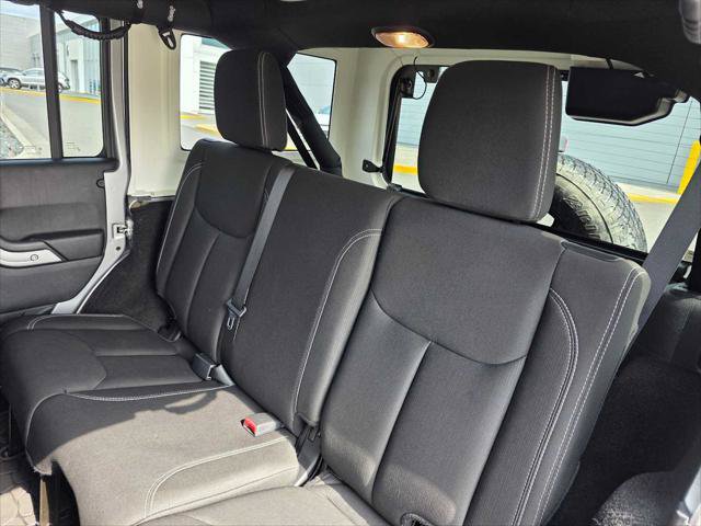 Used 2017 Jeep Wrangler Unlimited Sahara w/ Connectivity Group AWD/4WD image 17