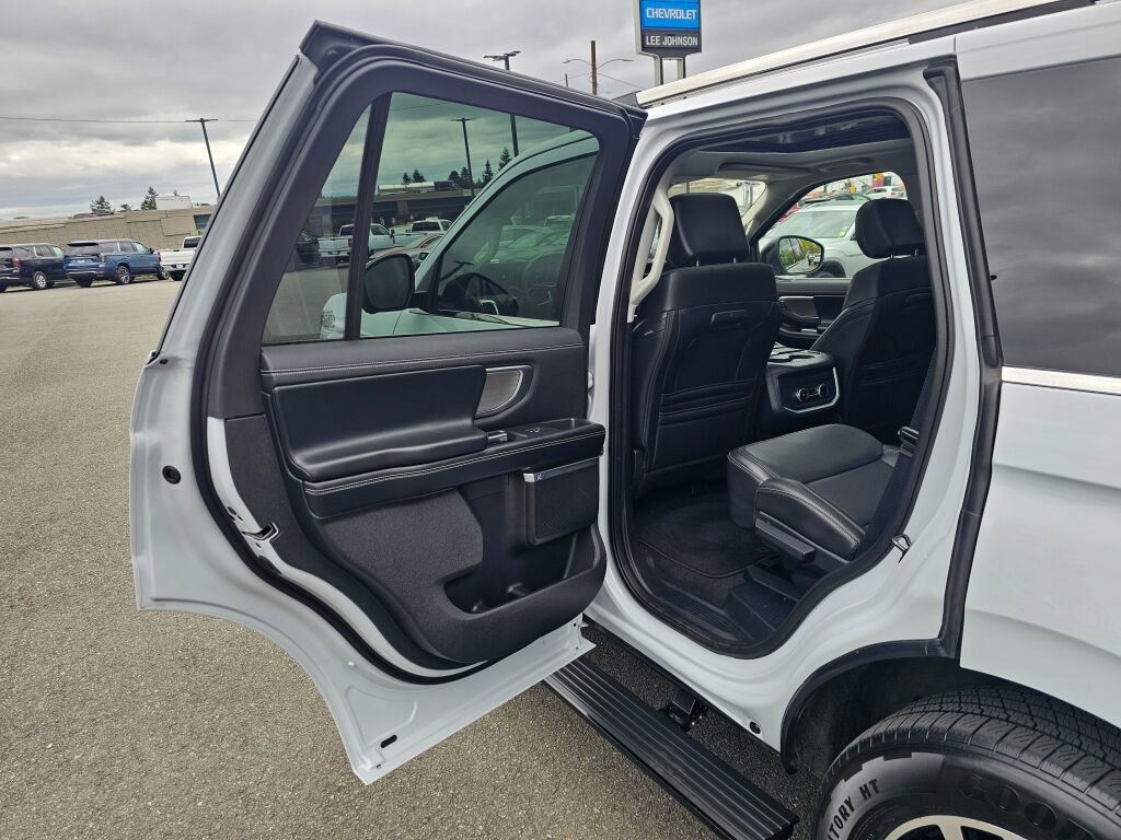Used 2025 Ford Expedition Platinum AWD/4WD image 22