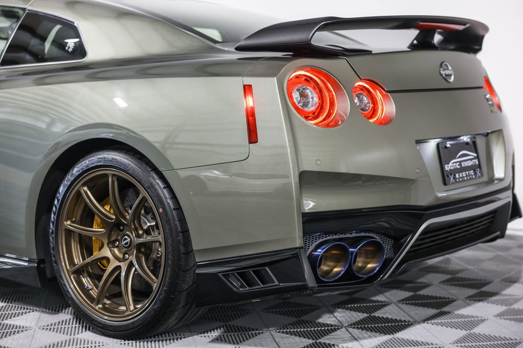 Used 2021 Nissan GT-R Premium image 18