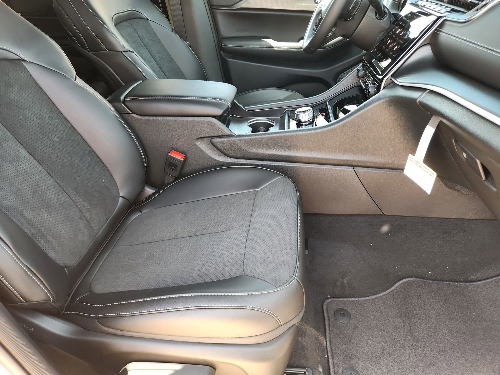 New 2025 Jeep Grand Cherokee Altitude image 10