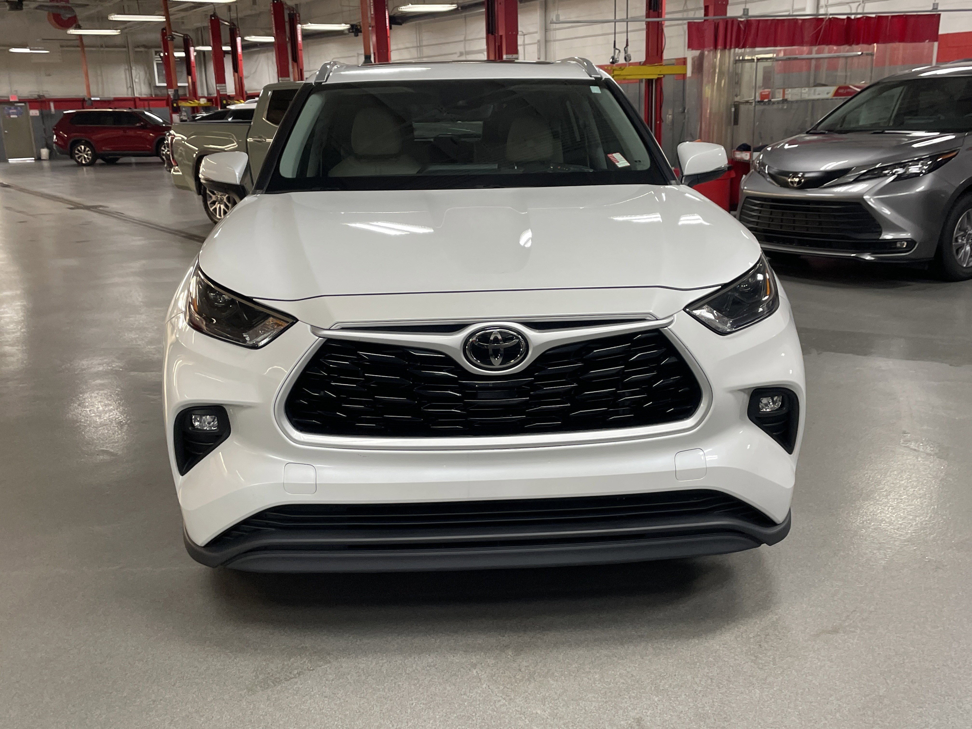 Used 2023 Toyota Highlander XLE image 3