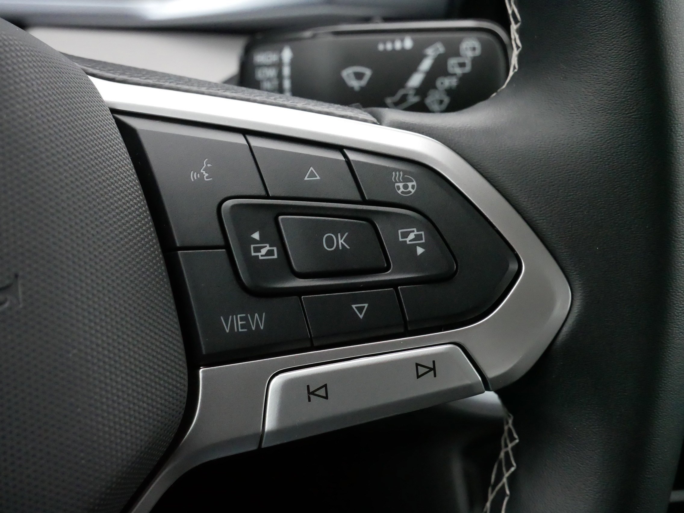 Certified 2025 Volkswagen Taos SE image 25