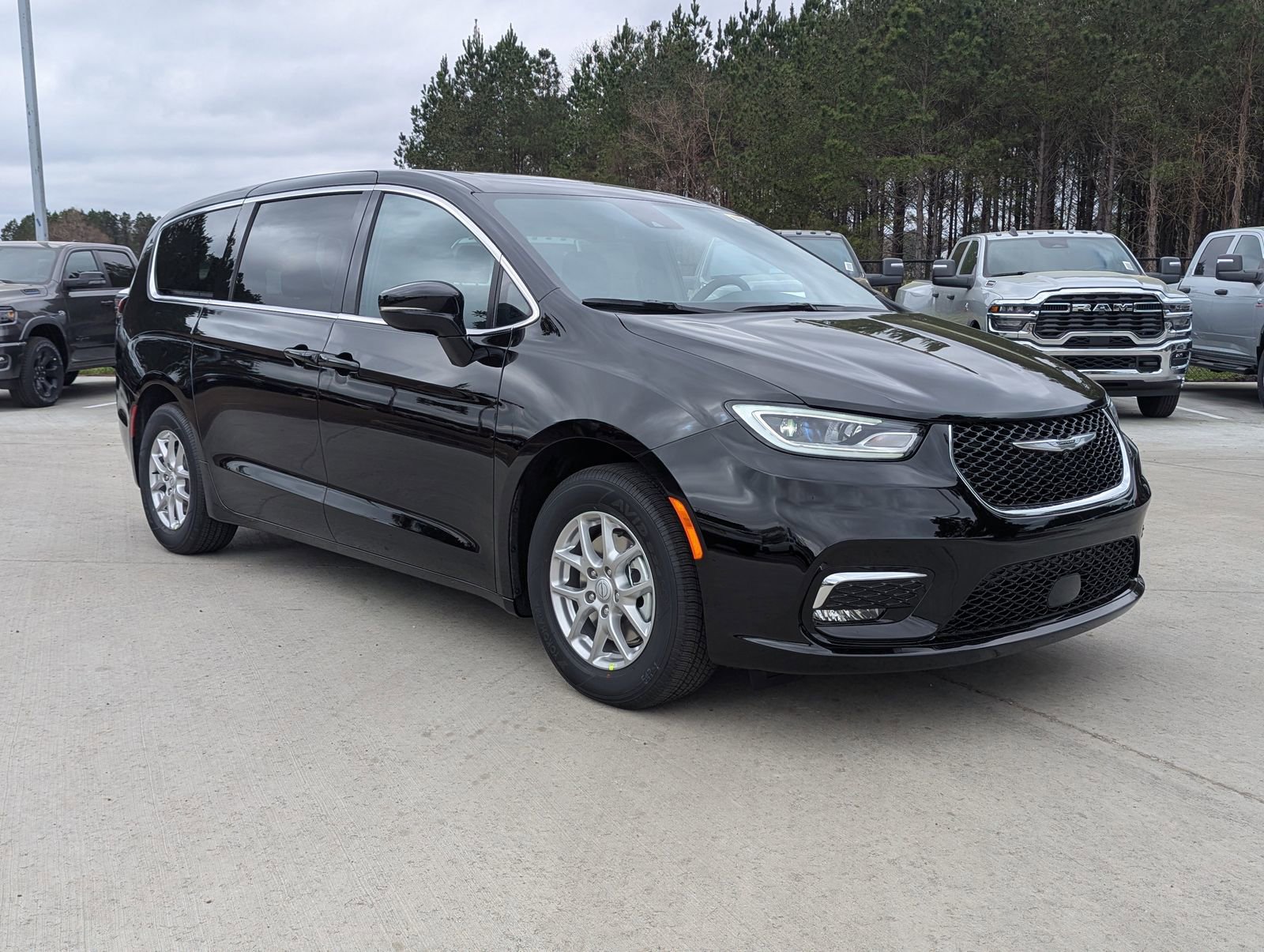 New 2026 Chrysler Pacifica Select image 3
