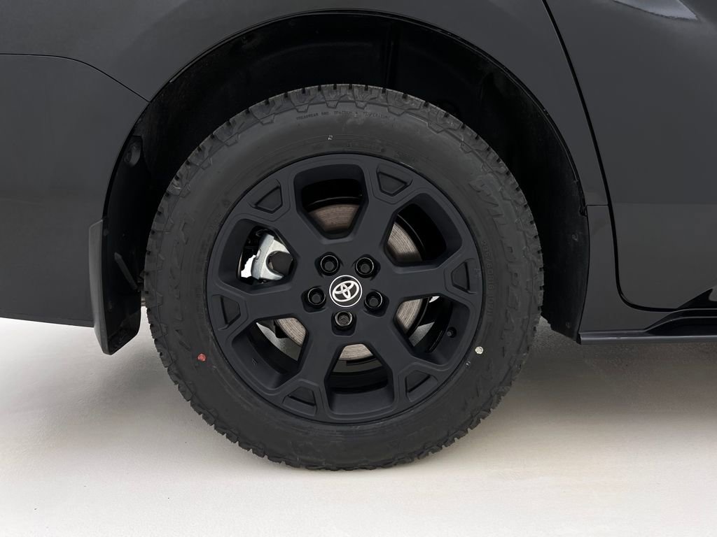 Used 2025 Toyota Sienna XLE Woodland Edition image 34