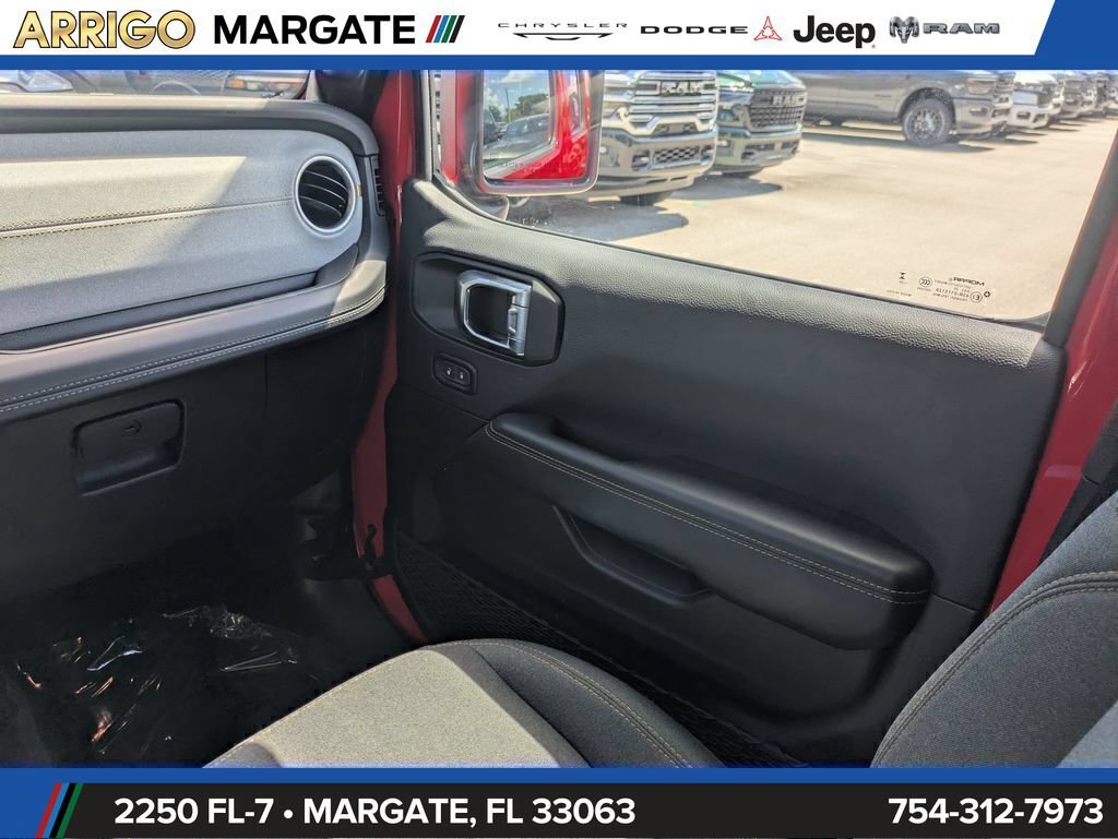Used 2025 Jeep Wrangler Unlimited Sahara AWD/4WD image 17