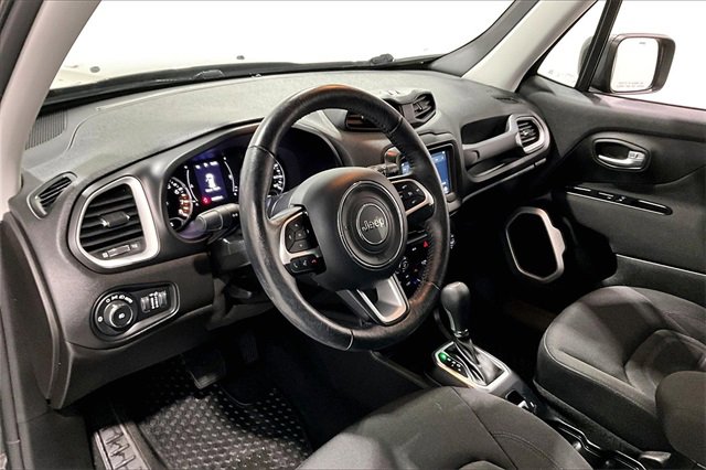 Used 2019 Jeep Renegade Latitude w/ Cold Weather Group image 17