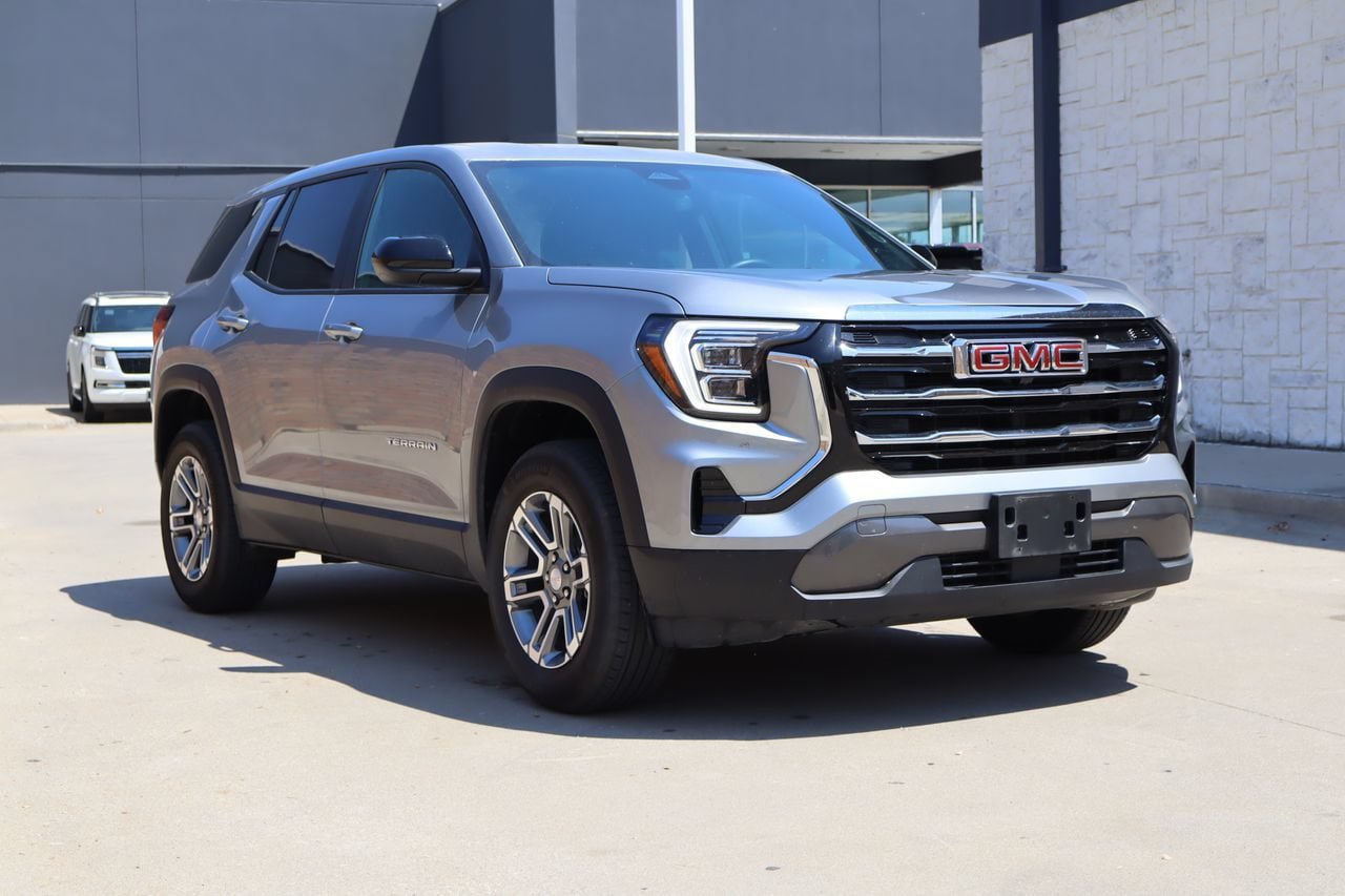 Used 2026 GMC Terrain Elevation FWD image 2