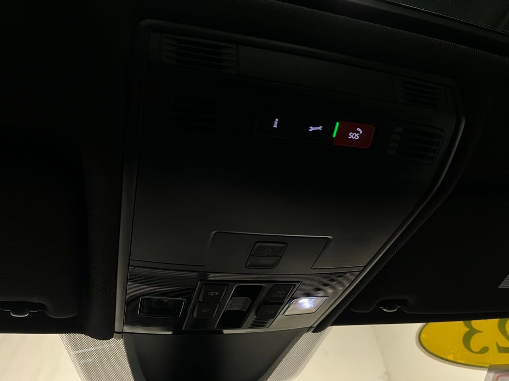 Used 2023 Volkswagen Tiguan SEL R-Line image 11