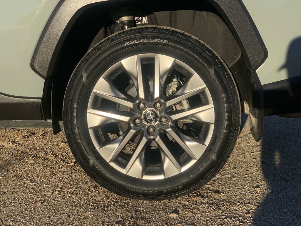 Used 2022 Toyota RAV4 XLE Premium image 31