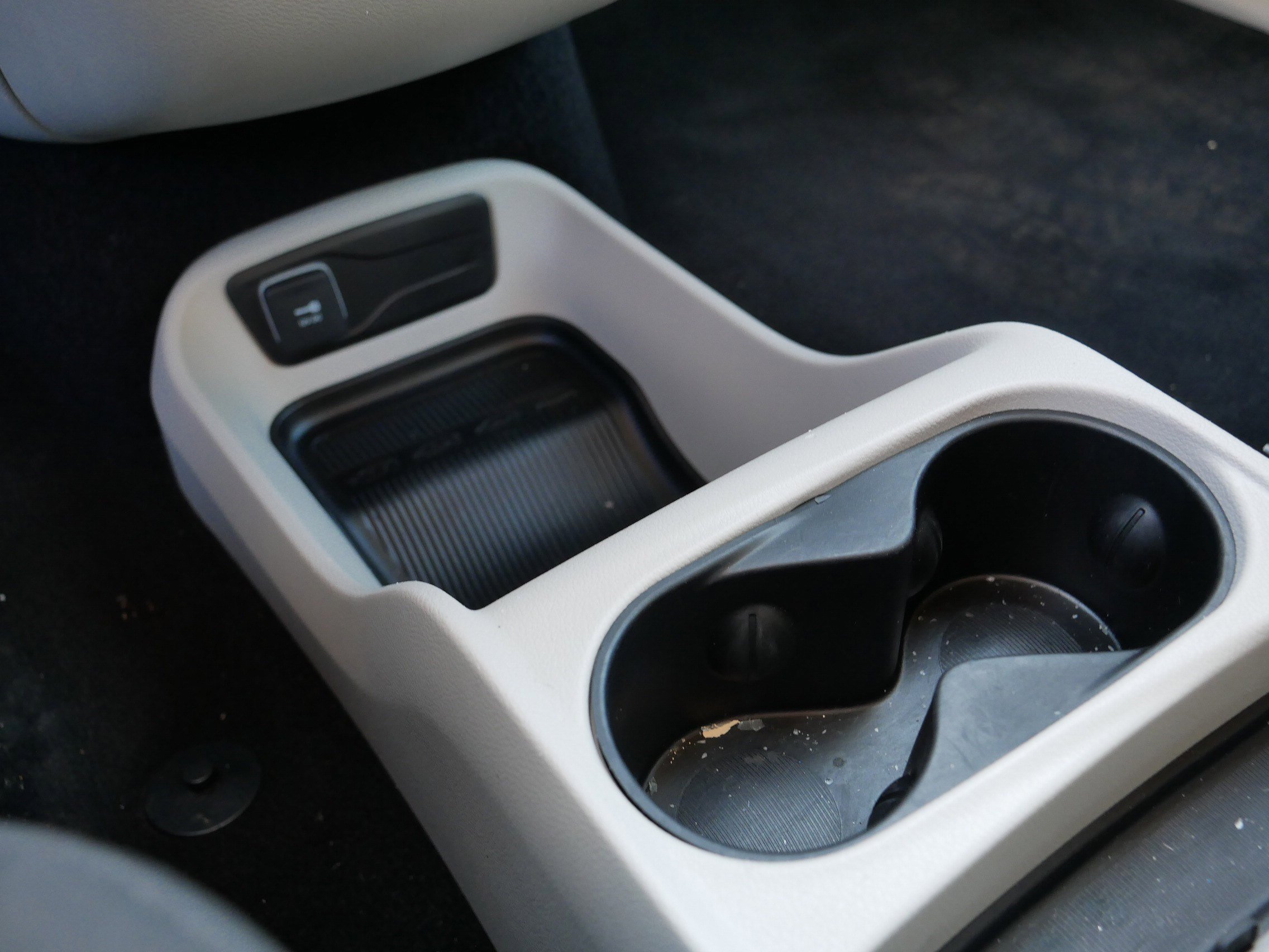 Used 2022 Chrysler Voyager LX image 32