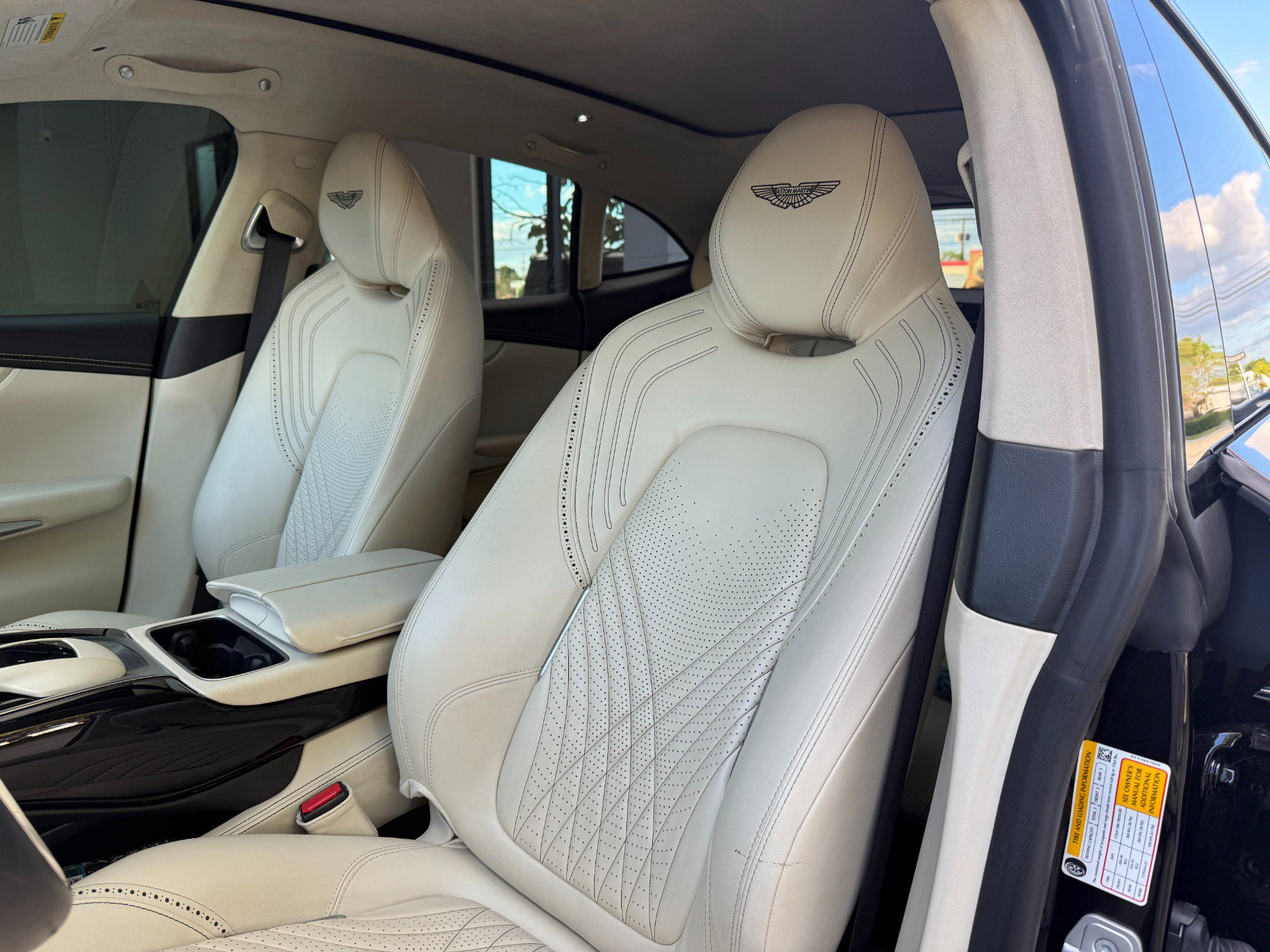 Used 2021 Aston Martin DBX image 22