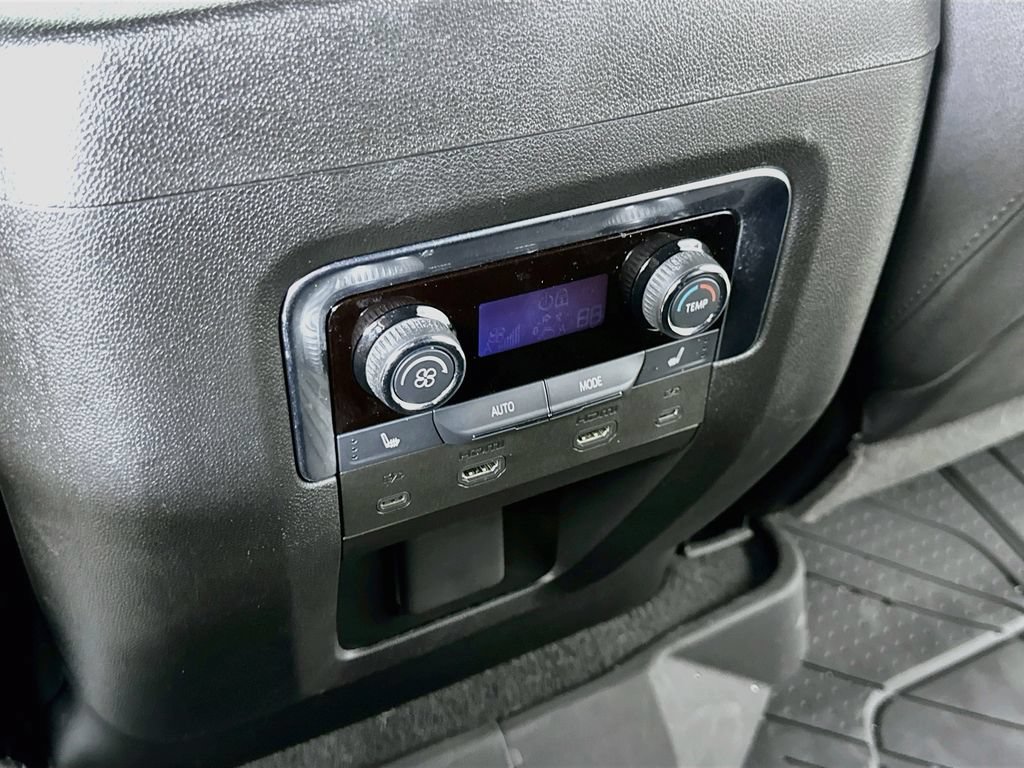 Used 2025 Chevrolet Suburban High Country AWD/4WD image 33