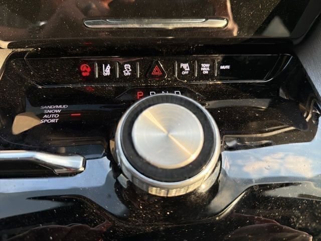 Used 2025 Jeep Wagoneer 4WD image 14