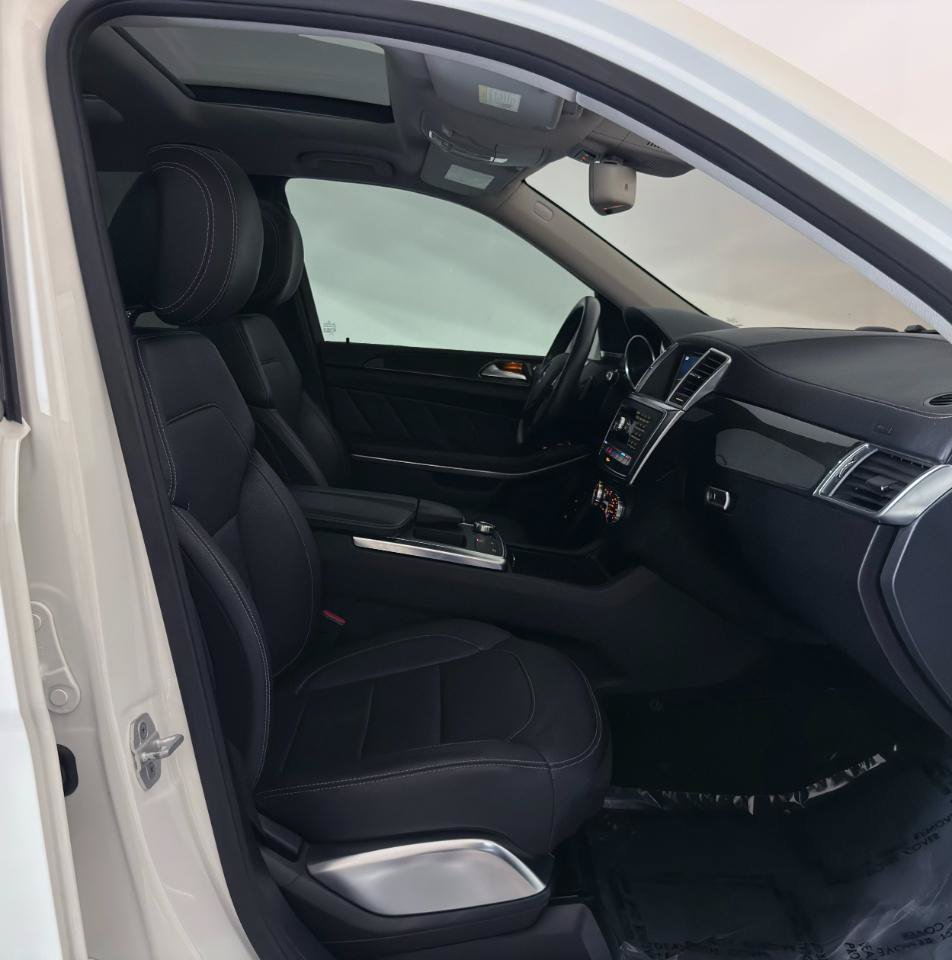 Used 2015 Mercedes-Benz GL 550 4MATIC w/ Driver Assistance Package image 26