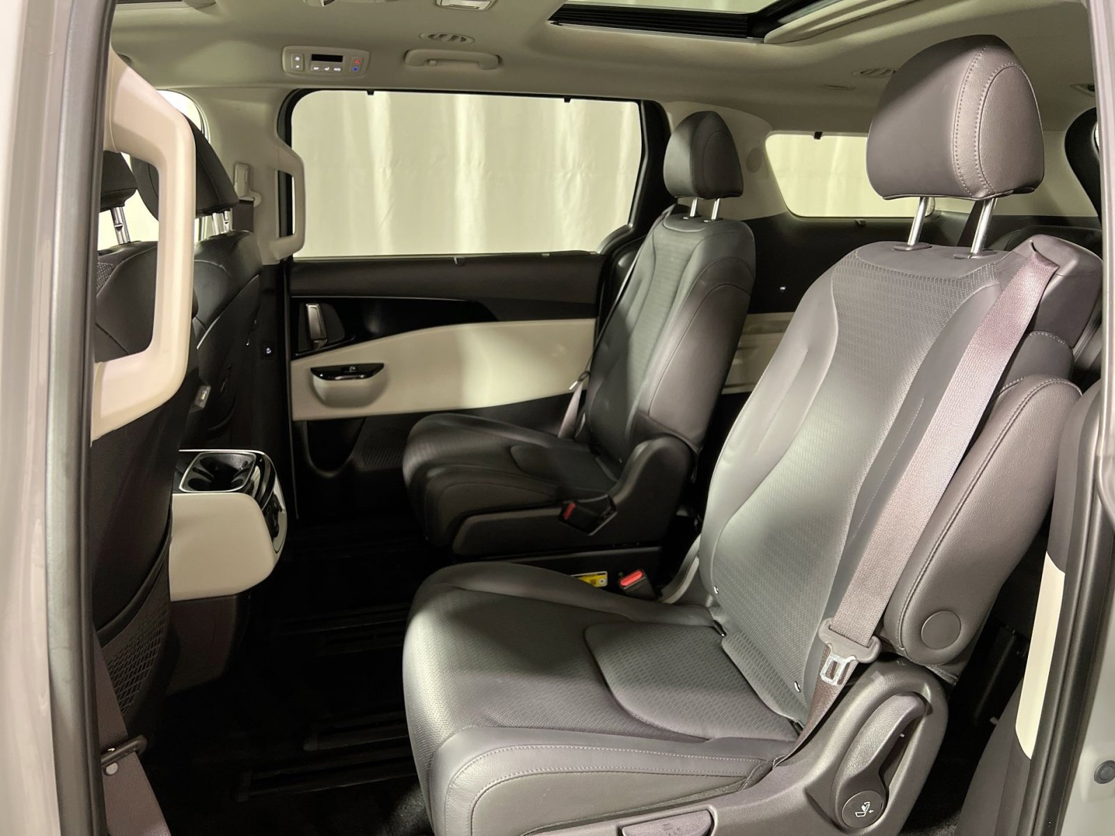 Used 2024 Kia Carnival SX Prestige image 23