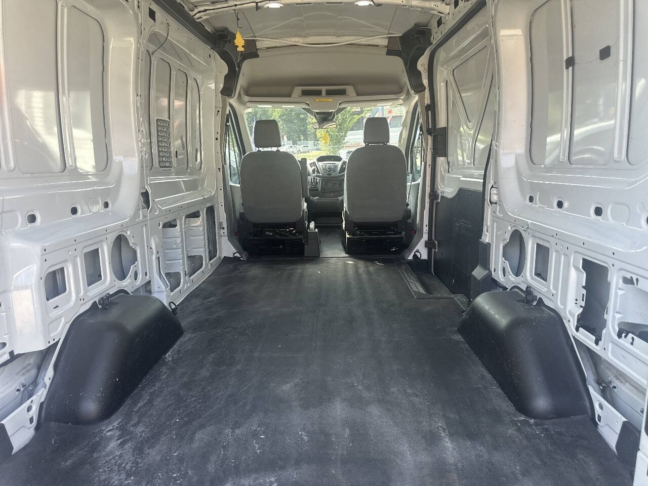 Used 2018 Ford Transit 250 130 Medium Roof RWD image 8