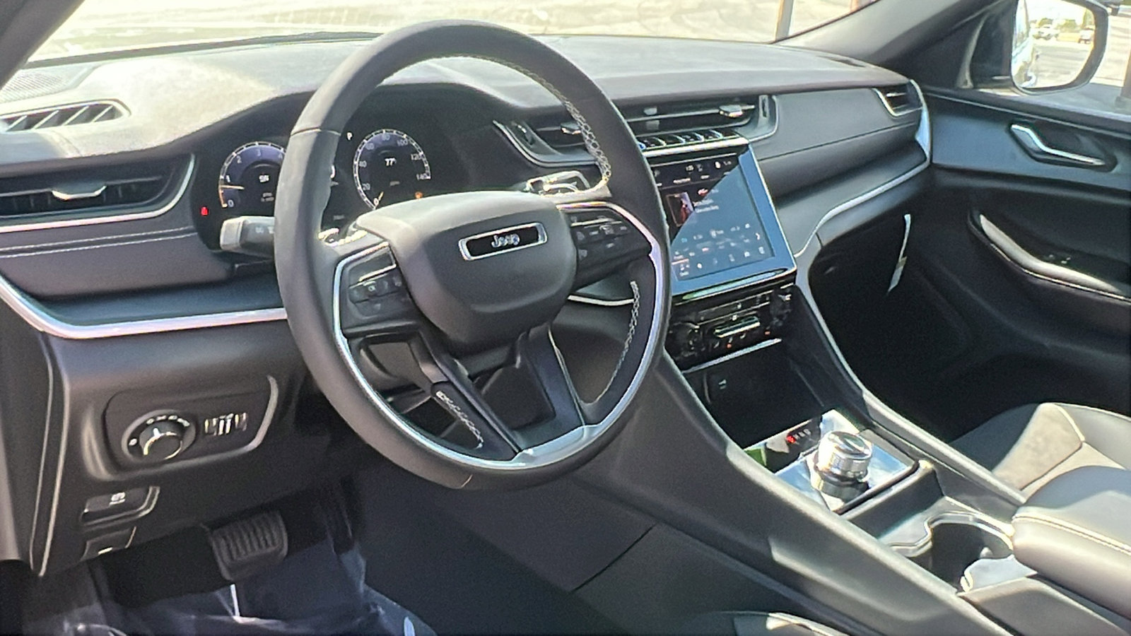 New 2025 Jeep Grand Cherokee Altitude image 14