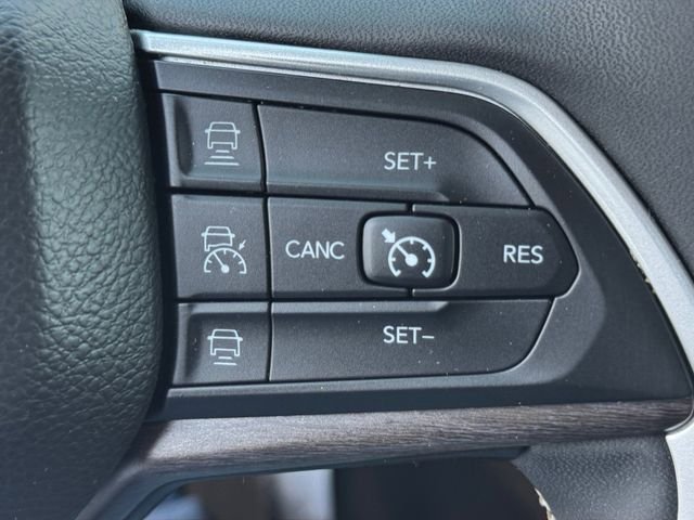 Used 2023 Jeep Grand Cherokee Limited w/ Black Appearance Package AWD/4WD image 22