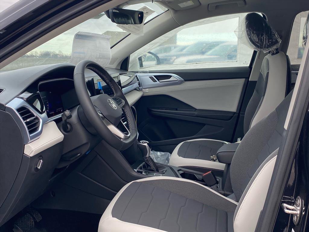 New 2026 Volkswagen Taos SE image 2