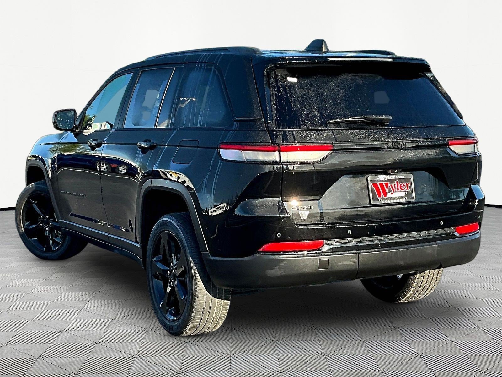 Used 2023 Jeep Grand Cherokee Altitude AWD/4WD image 4
