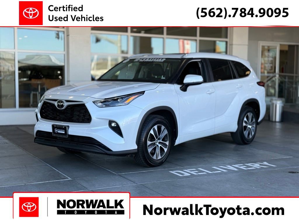 Certified 2023 Toyota Highlander XLE image 1