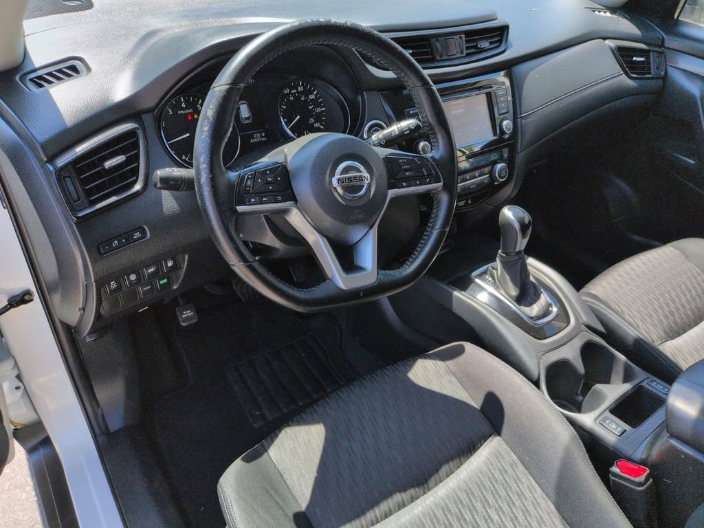 Used 2020 Nissan Rogue SV image 2