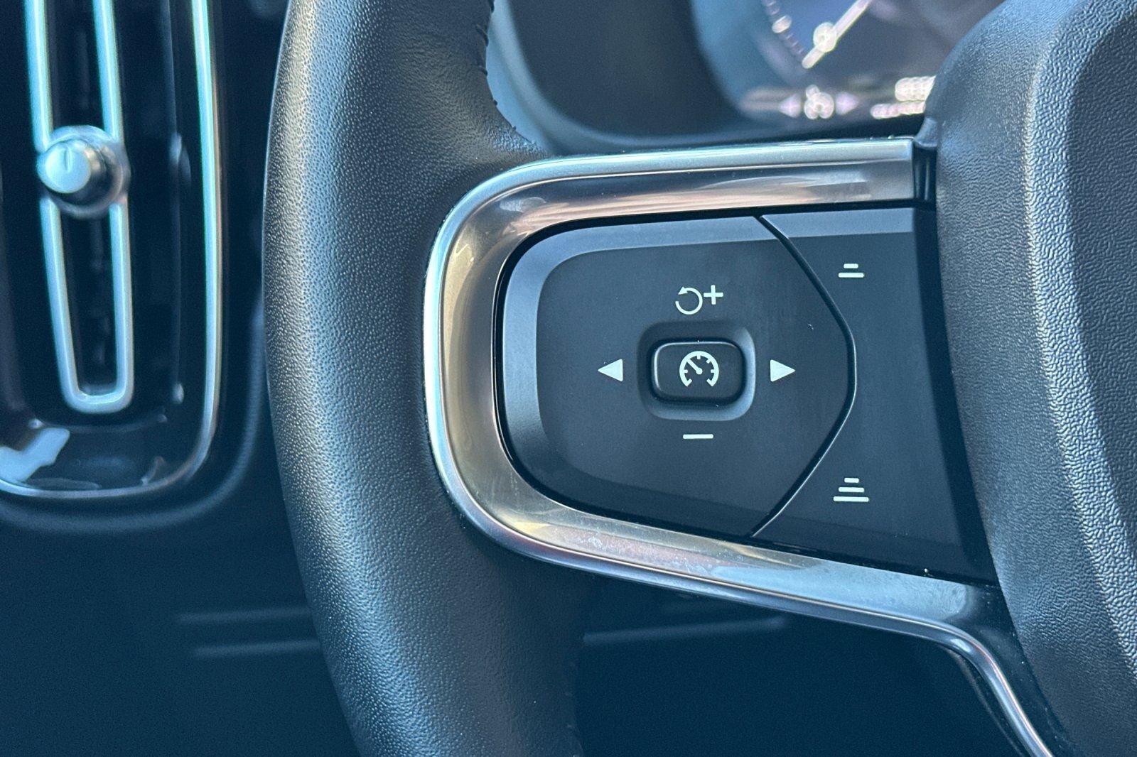 Used 2021 Volvo XC40 T5 Momentum w/ Premium Package image 32